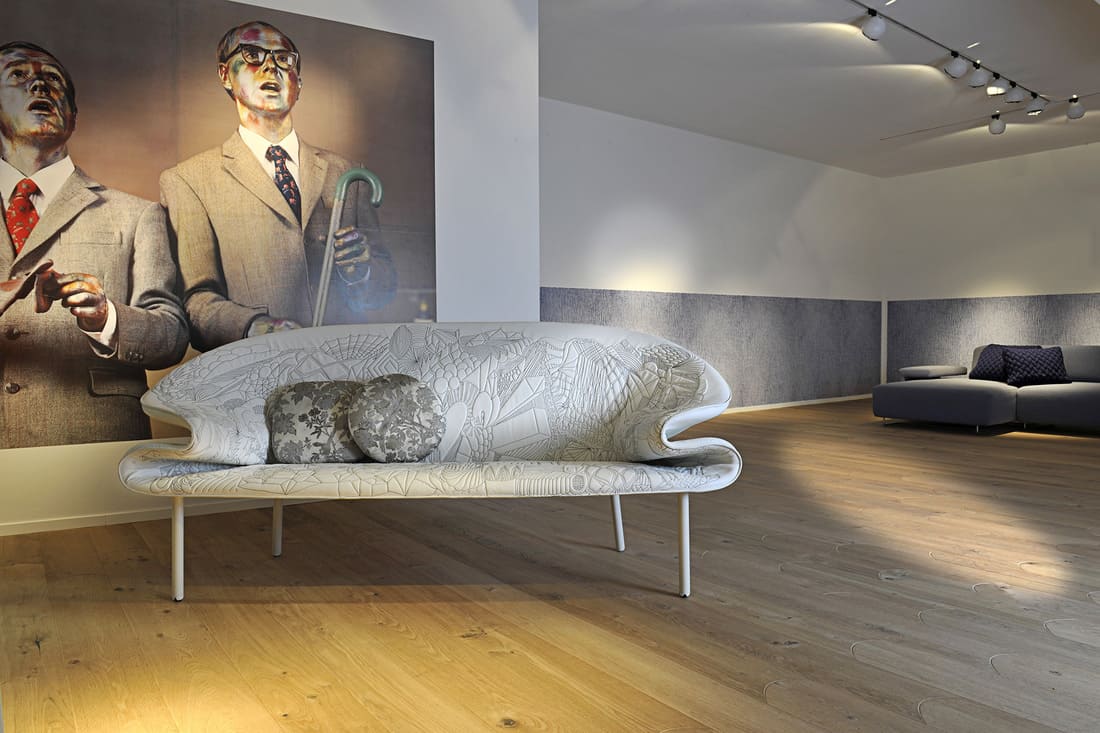 Mobilier design avec oeuvre d'art au mur et parquet en bois