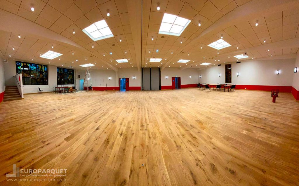 Pose collée à l'anglaise d'un Parquet en Chêne Massif - Finition Brossée et Vernie