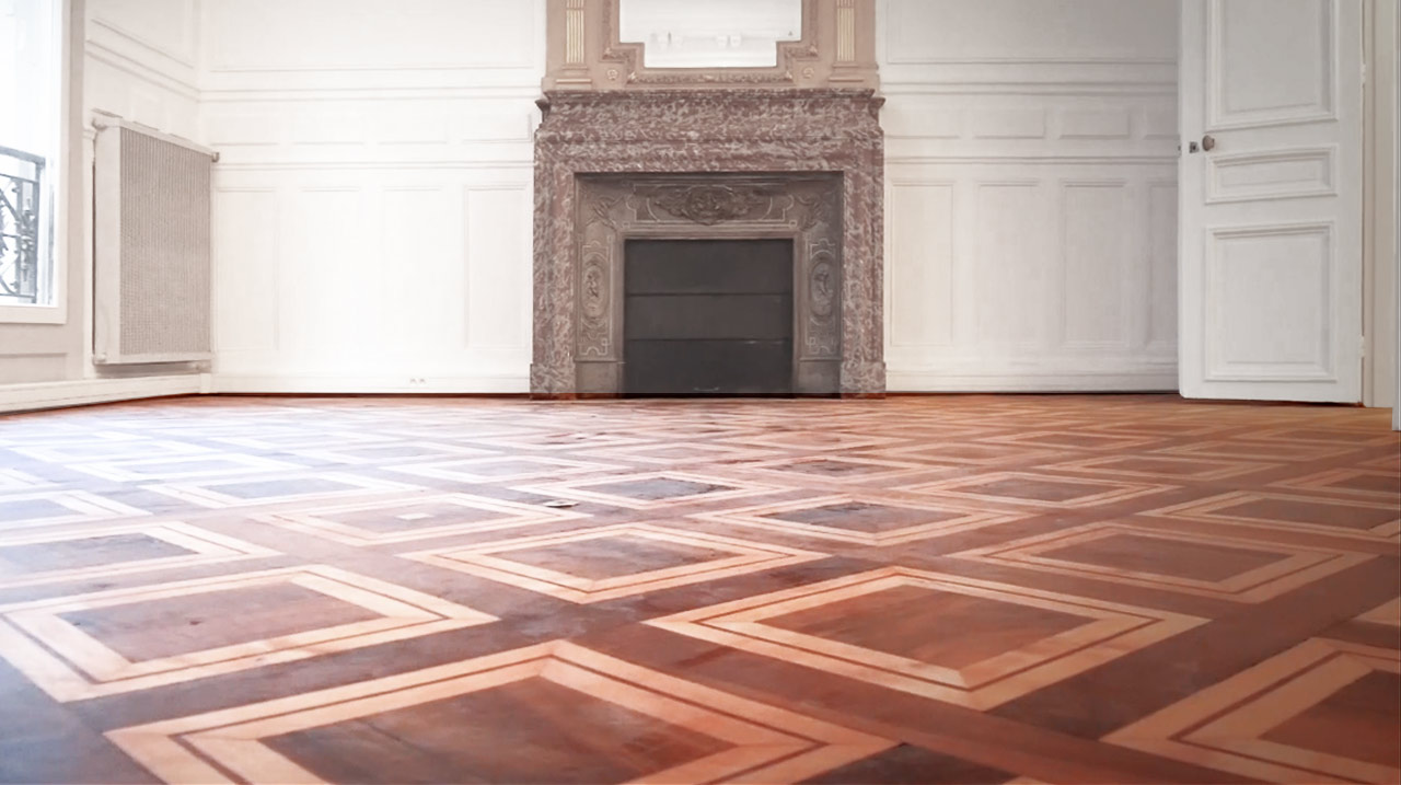 Pièce avec cheminée et parquet deux tintes au sol