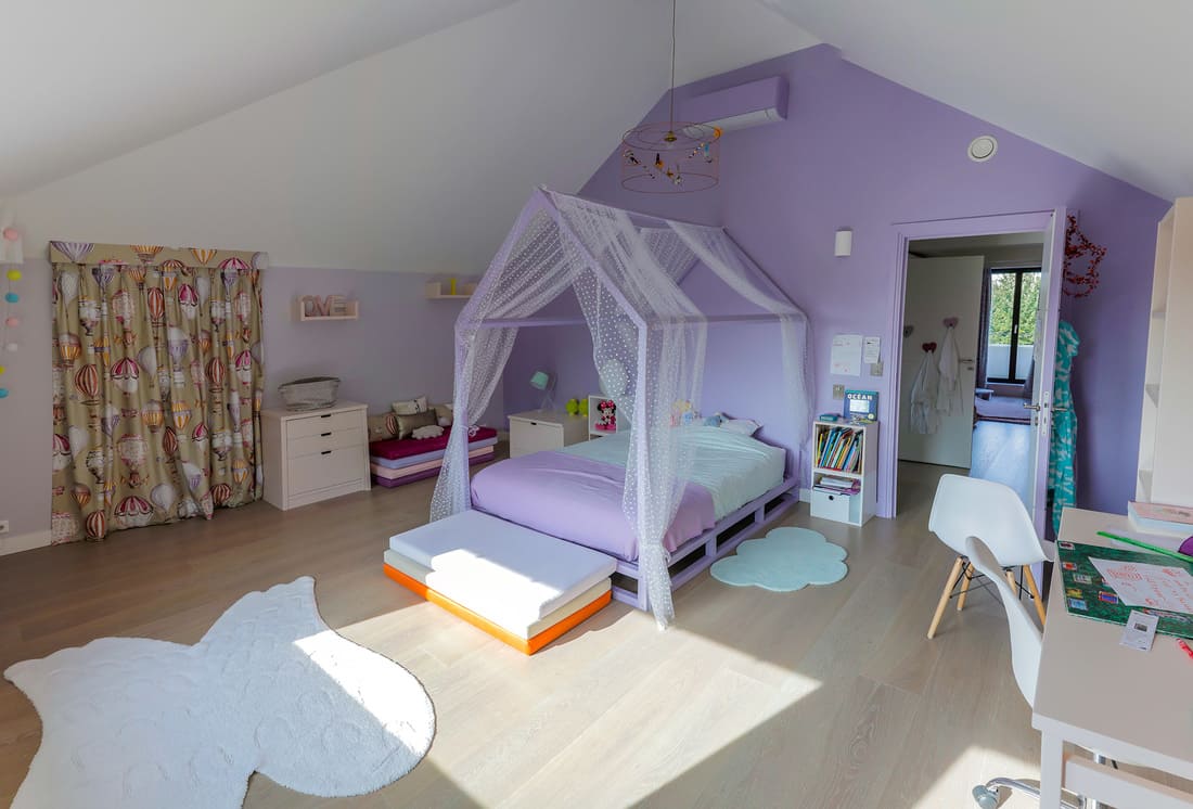 Chambre d'enfant avec murs violets, climatisation réversible et parquet en bois